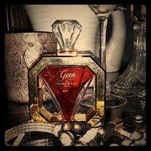 GEM  By Van Cleef & Arples.